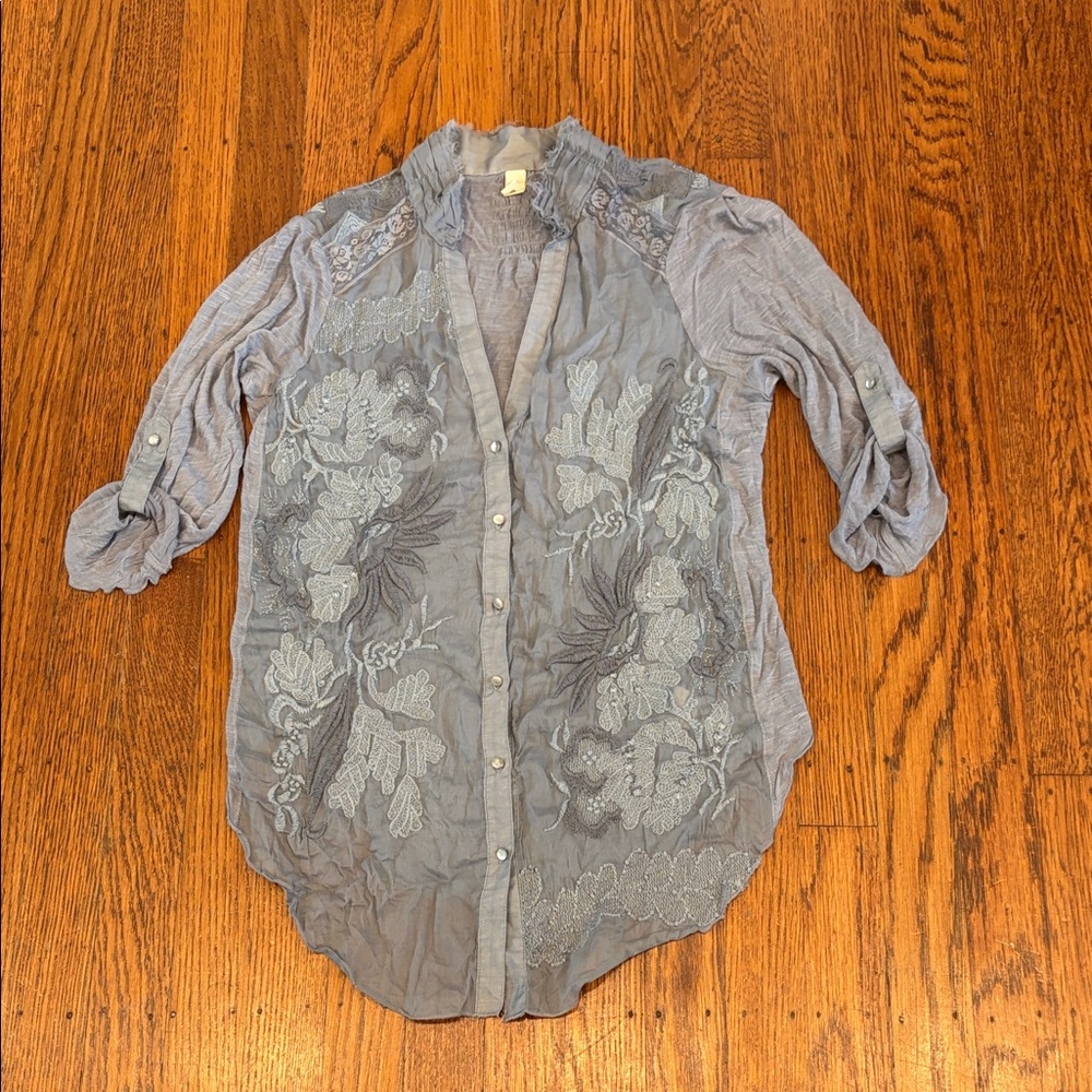 Anthropologie Tiny Floral Embroidered Button-Up – Blue/Grey – Small